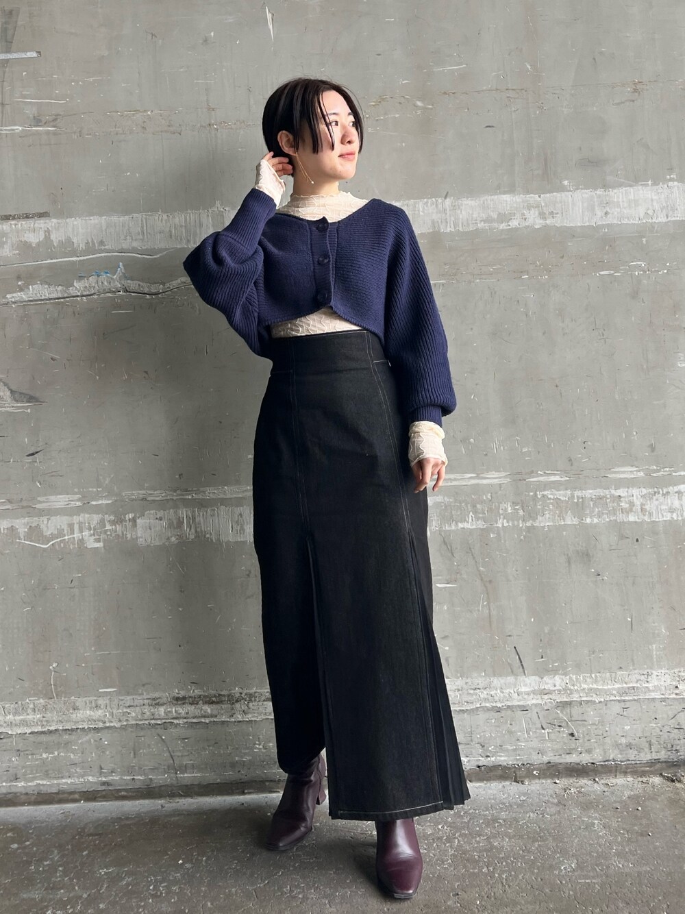 レッド系のブーツ、ホワイト系のTシャツ/カットソー、ブルー系のカーディガン/ボレロを着用したレディースの冬コーディネートの1枚目の写真