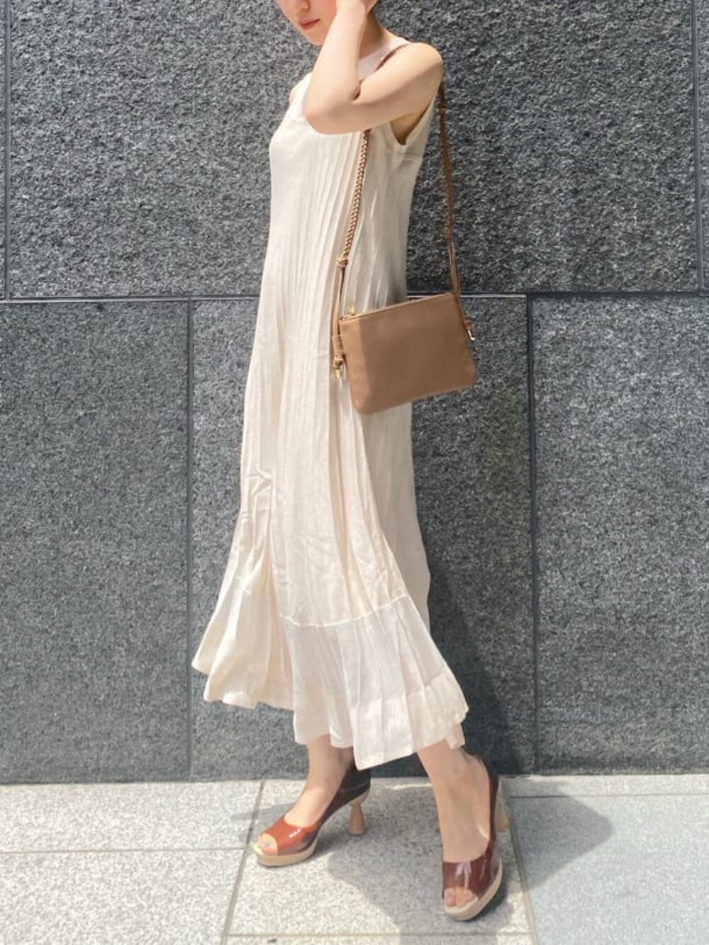 ブラウン系のパンプス、ホワイト系のワンピース、ベージュ系のショルダーバッグを着用したレディースの夏コーディネートの1枚目の写真