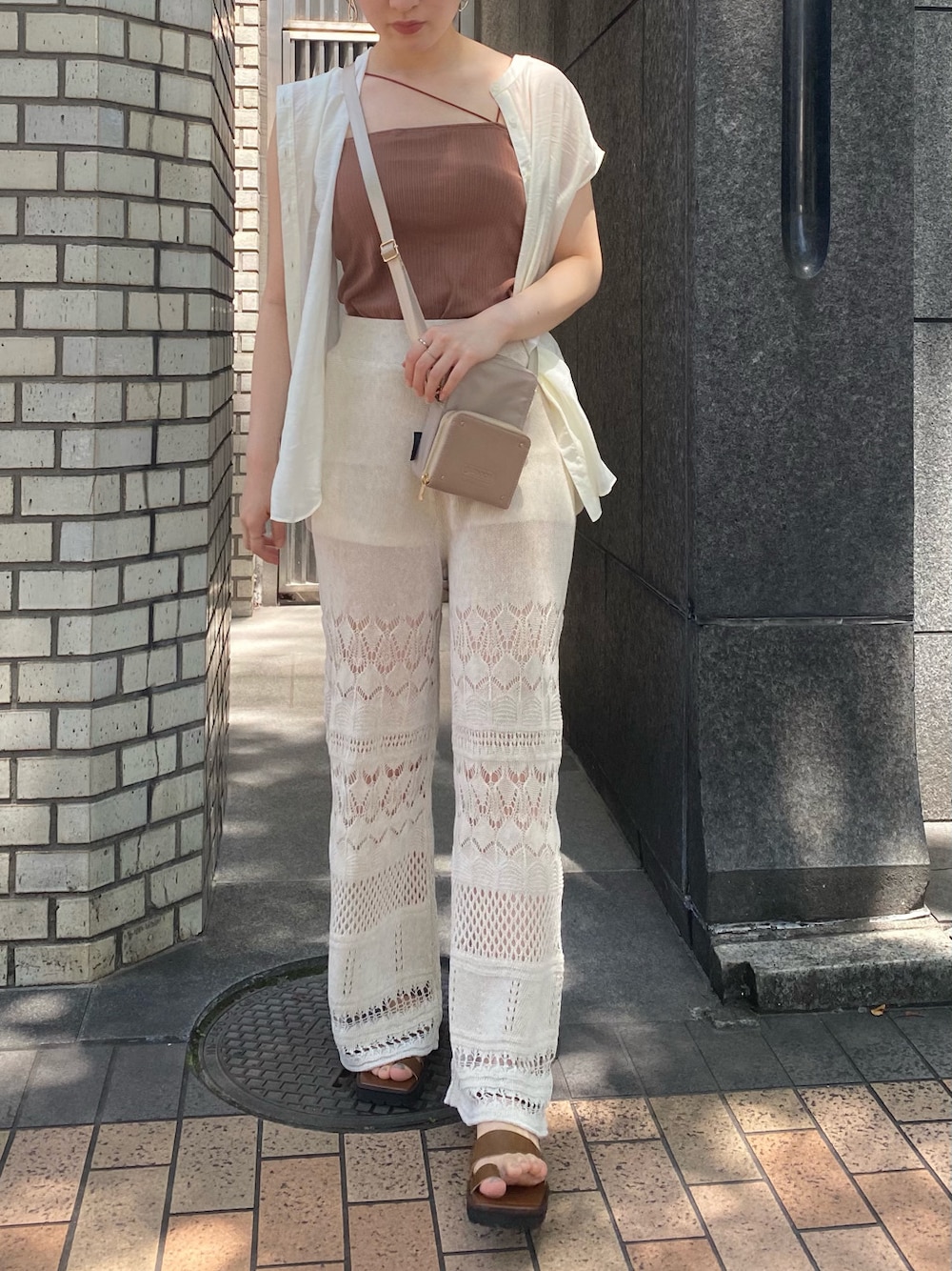 ホワイト系のその他パンツ、ブラウン系のサンダル、ホワイト系のシャツ/ブラウスを着用したレディースの夏コーディネートの1枚目の写真