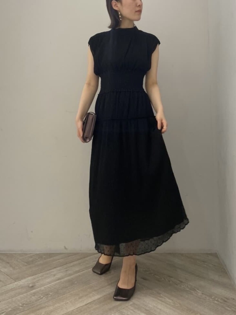 その他のその他シューズ、その他のハンドバッグ、ブラック系のドレスを着用したレディースの夏コーディネートの1枚目の写真