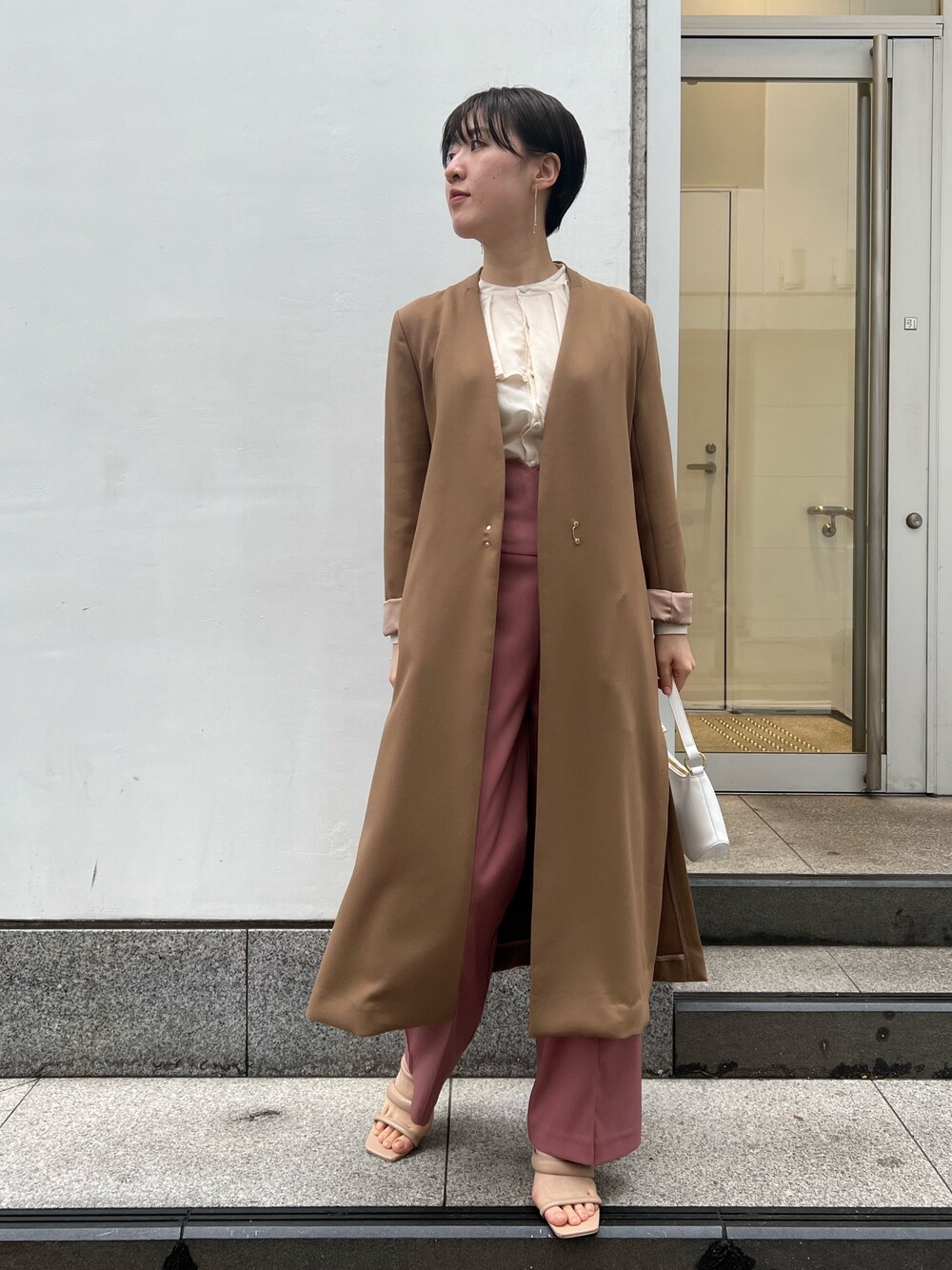 ベージュ系のサンダル、ピンク系のその他パンツ、ブラウン系のその他アウターを着用したレディースの春コーディネートの1枚目の写真