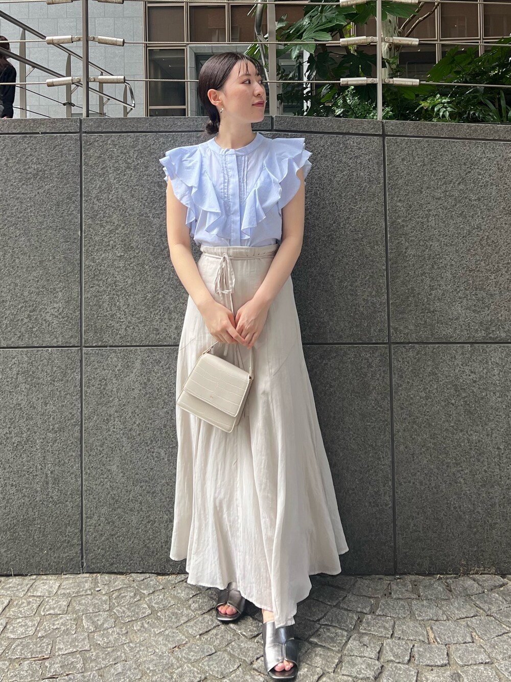 その他のシャツ/ブラウス、グレー系のスカート、ホワイト系のショルダーバッグを着用したレディースの夏コーディネートの1枚目の写真