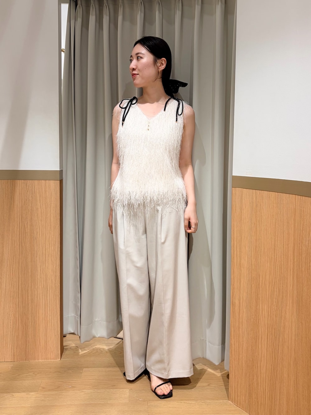 ホワイト系のその他パンツ、ホワイト系のTシャツ/カットソーを着用したレディースの夏コーディネートの1枚目の写真