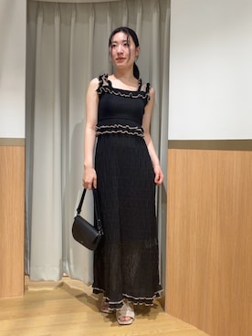 「LAGUNAMOON（ラグナムーン）のフリルバイカラーニットワンピース 【夏服】（ワンピース、ブラック系）」を使った、RUNA ONISHIさん（レディース・163cm）の夏コーディネート