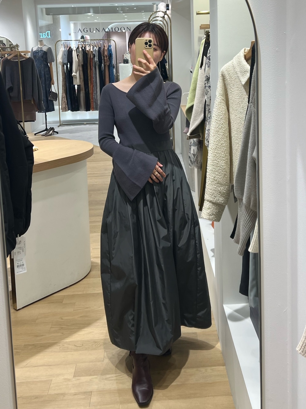 グレー系のワンピースを着用したレディースの秋コーディネートの1枚目の写真