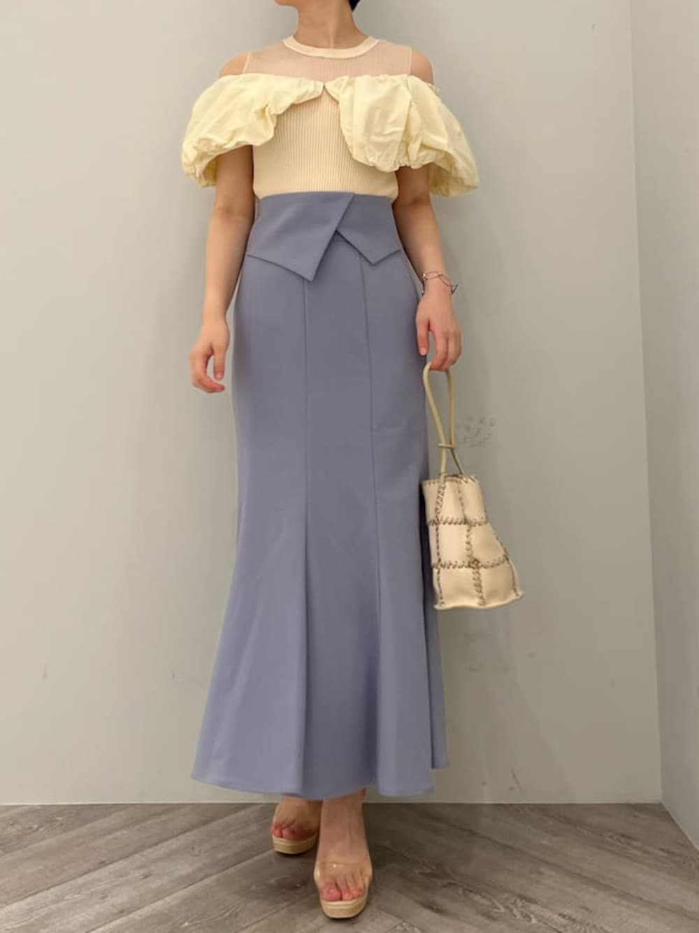 その他のパンプス、ホワイト系のショルダーバッグ、ホワイト系のニット/セーターを着用したレディースの夏コーディネートの1枚目の写真