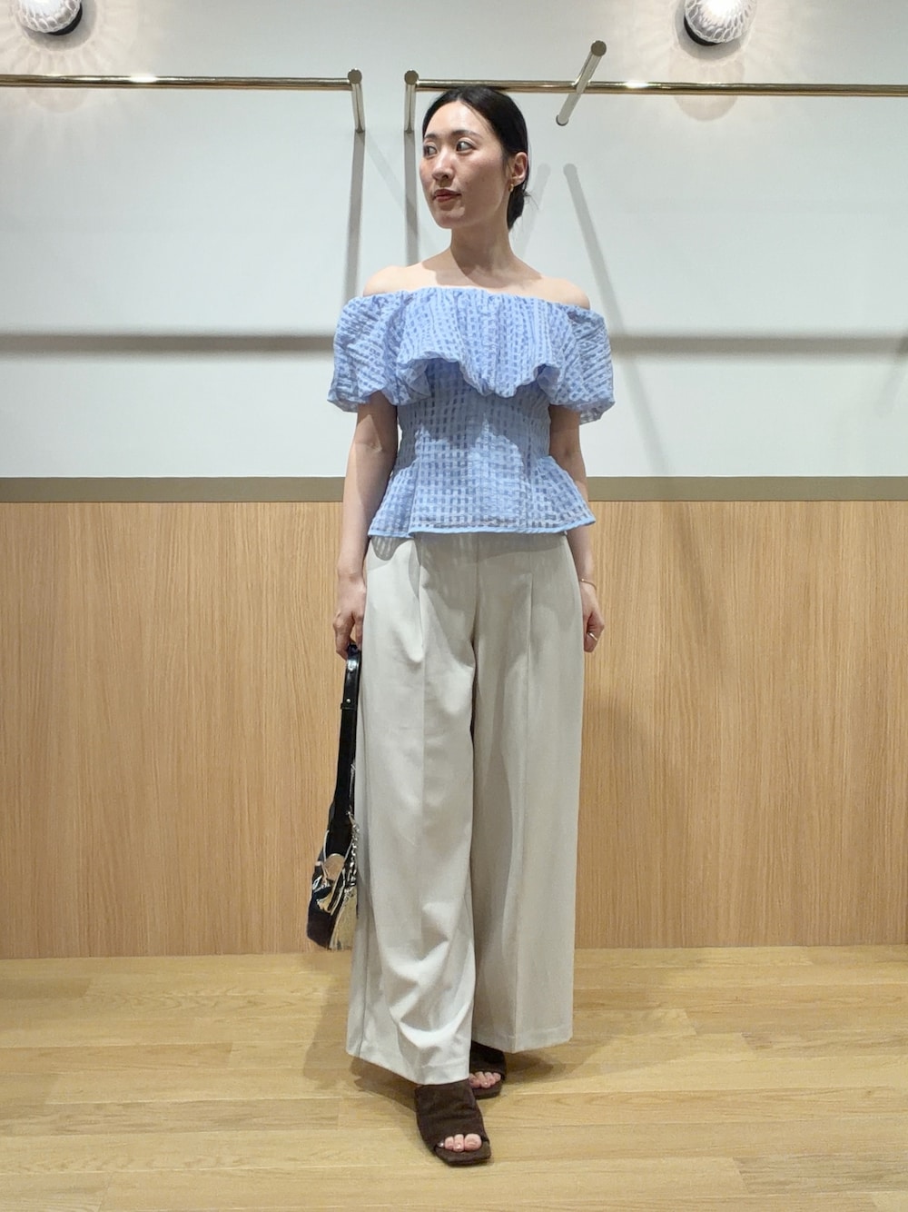 ブルー系のシャツ/ブラウス、ホワイト系のその他パンツ、ブラウン系のサンダルを着用したレディースの夏コーディネートの1枚目の写真