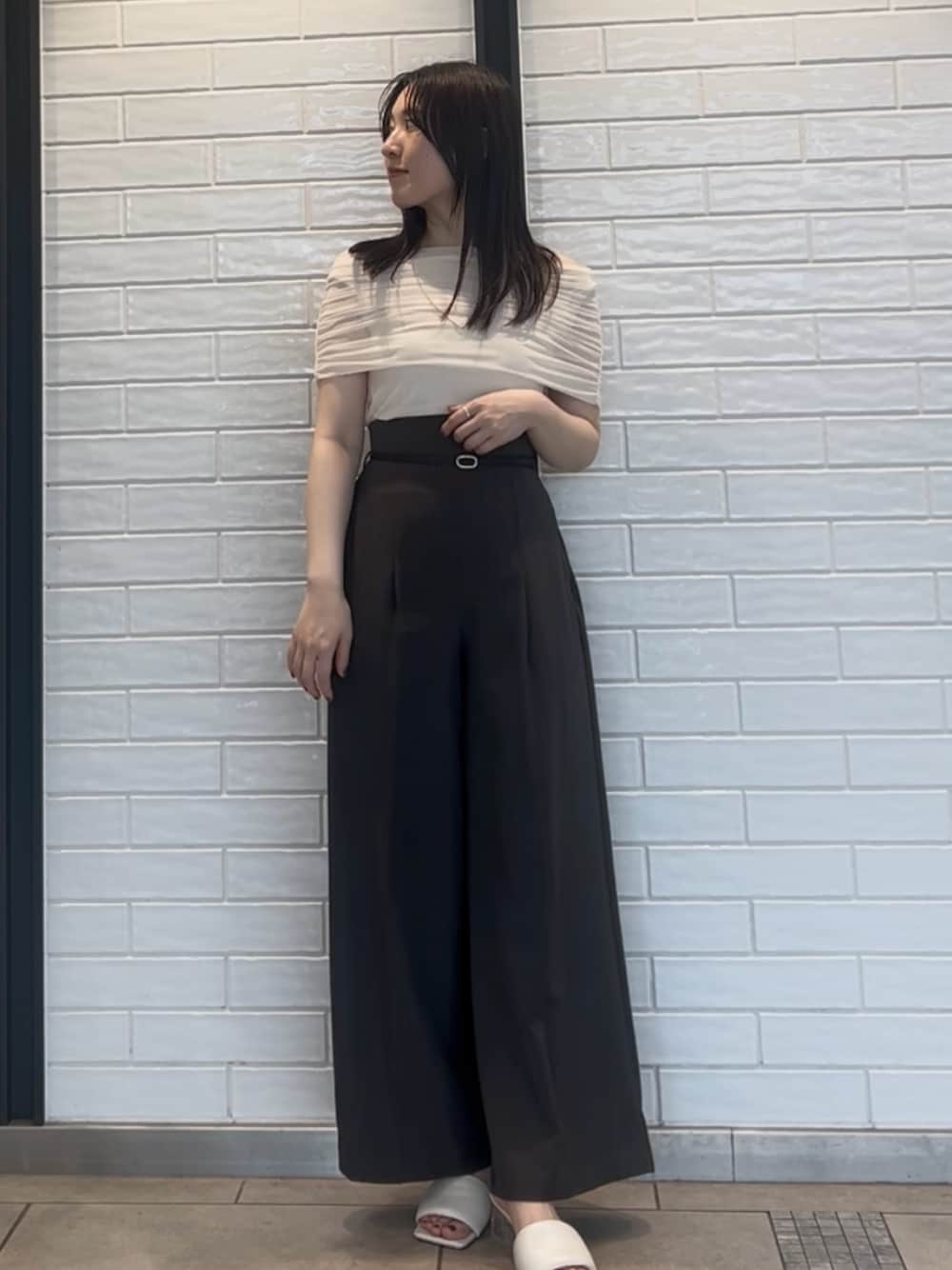 「LAGUNAMOONのノースリーブオフショルチュールトップス（Tシャツ/カットソー、ホワイト系）」を使った、RUNA ONISHIさん（レディース・163cm）の夏コーディネートの1枚目の写真