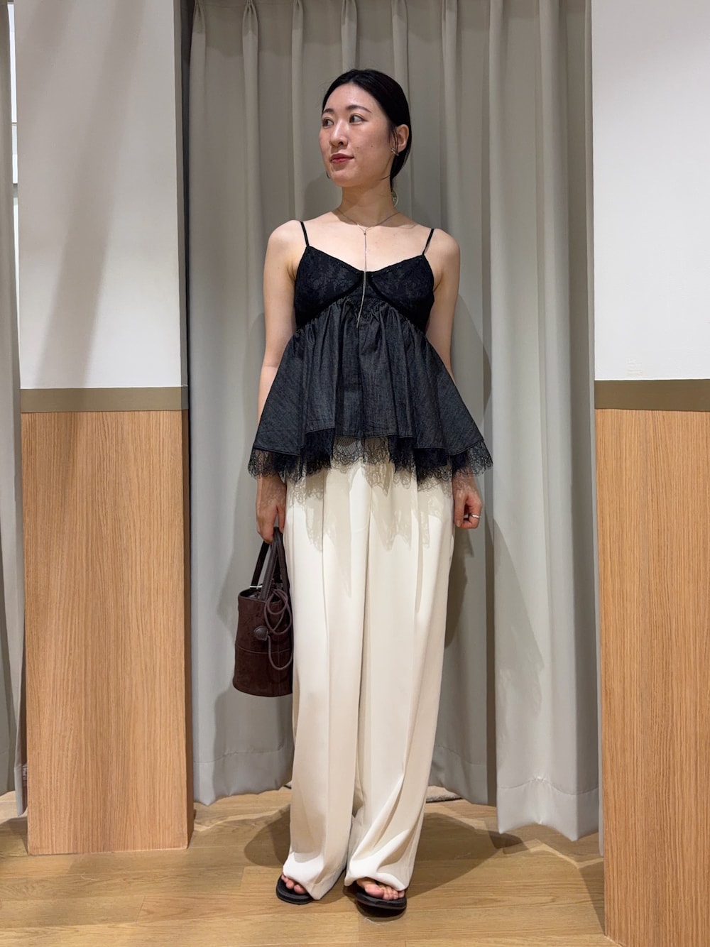 ホワイト系のその他パンツ、ブラック系のキャミソール、ブラウン系のハンドバッグを着用したレディースの夏コーディネートの1枚目の写真