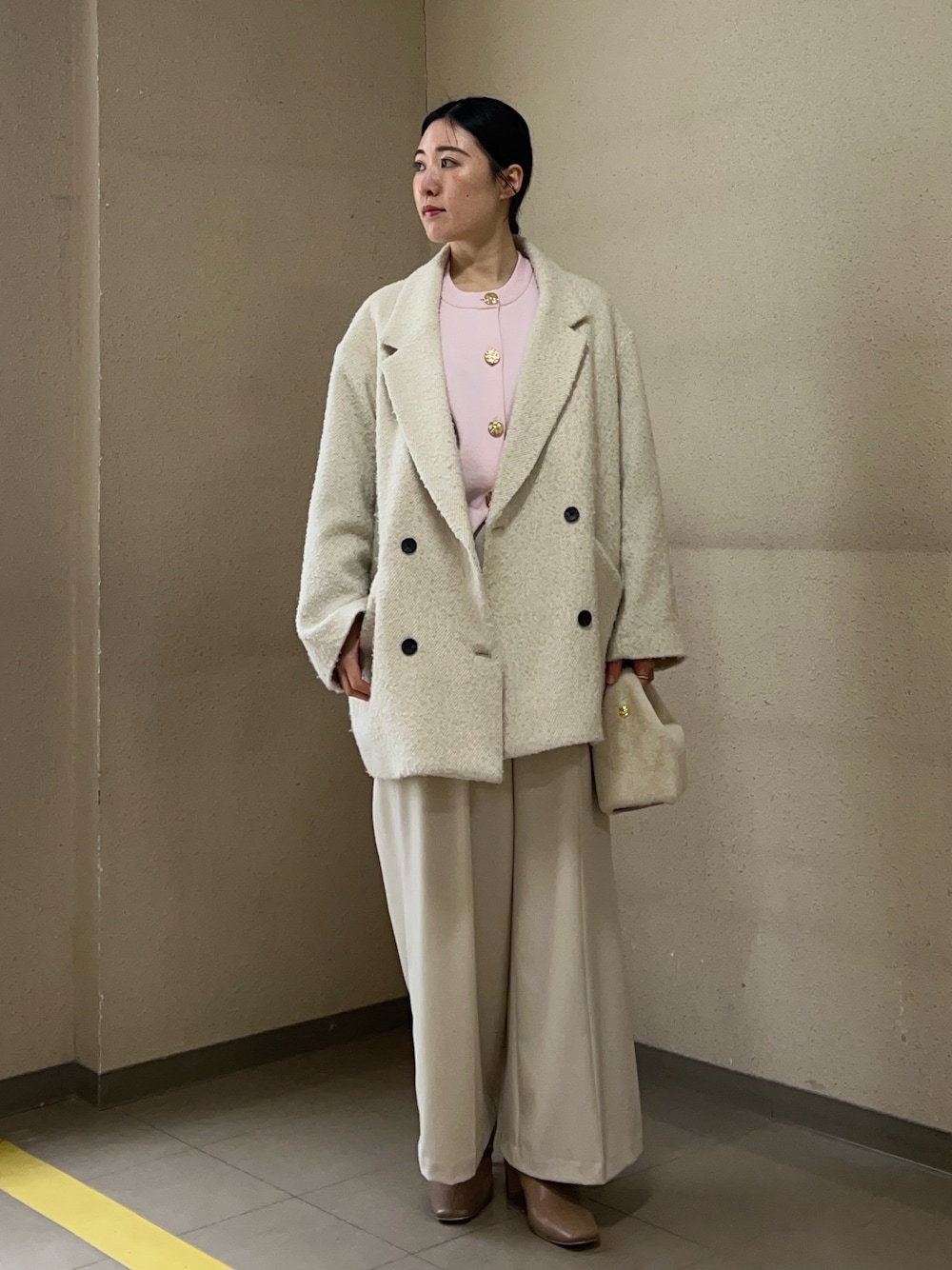 ホワイト系のその他パンツ、ピンク系のカーディガン/ボレロ、ホワイト系のテーラードジャケットを着用したレディースの冬コーディネートの1枚目の写真