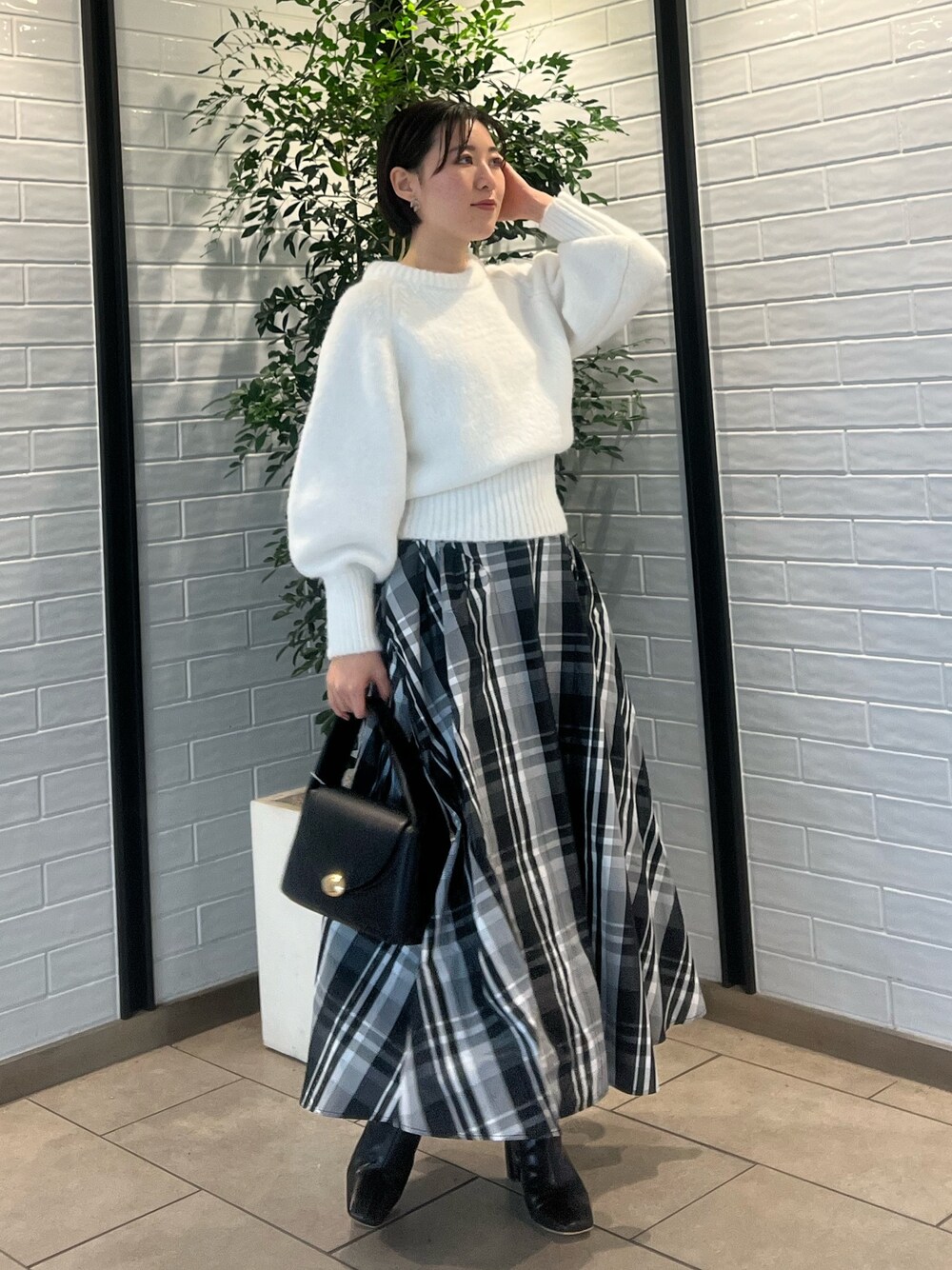 「LAGUNAMOONのカラーショートニットプルオーバー（ニット/セーター、ホワイト系）」を使った、RUNA ONISHIさん（レディース・163cm）の冬コーディネートの1枚目の写真