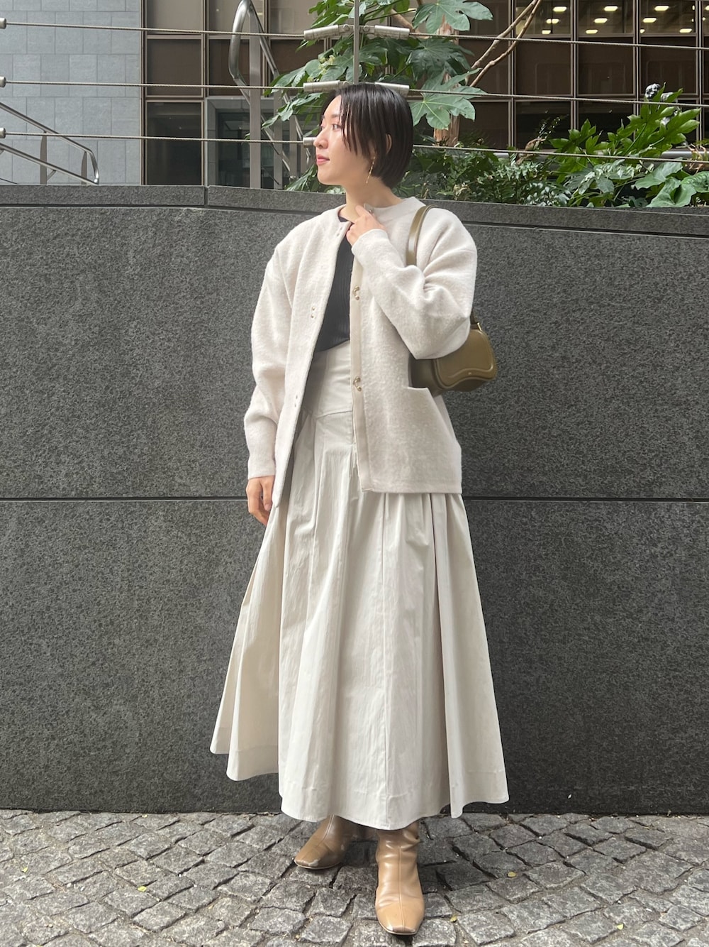 「LAGUNAMOONのCHNラクーンニットカーディガン（カーディガン/ボレロ、ホワイト系）」を使った、RUNA ONISHIさん（レディース・163cm）の冬コーディネートの1枚目の写真