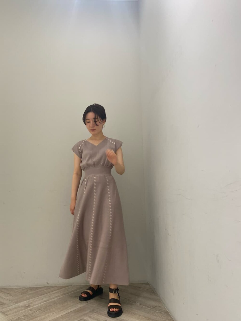 「選抜」｜「LAGUNAMOONのハンドステッチノースリーブニットワンピース（ワンピース、グレー系）」を使った、RUNA ONISHIさん（レディース・163cm）の夏コーディネートの1枚目の写真