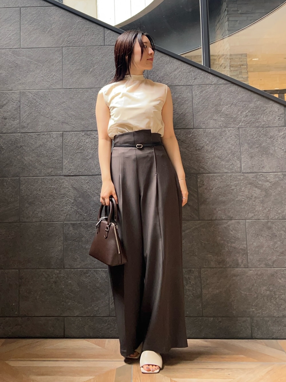 ホワイト系のシャツ/ブラウス、グレー系のその他パンツ、ブラウン系のボストンバッグを着用したレディースの夏コーディネートの1枚目の写真