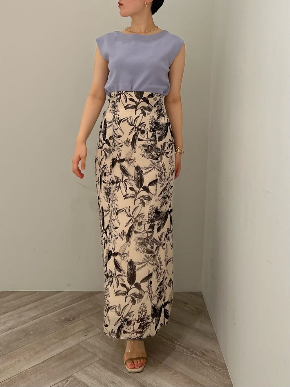 ホワイト系のパンプス、ベージュ系のスカート、ブラック系のスカートを着用したレディースの夏コーディネートの1枚目の写真