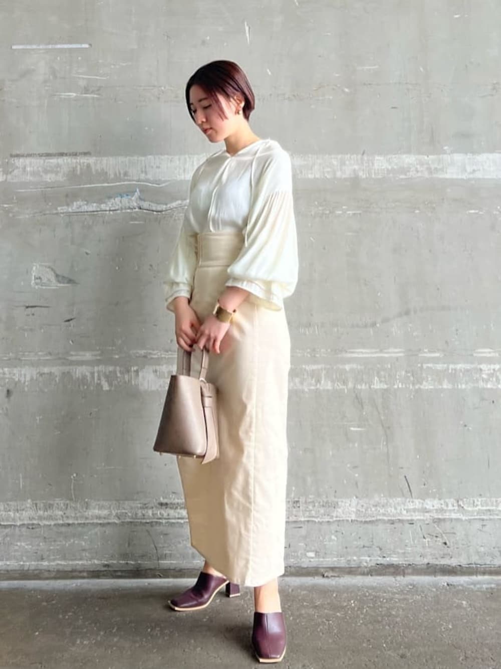 ベージュ系のハンドバッグ、ホワイト系のシャツ/ブラウス、レッド系のサンダルを着用したレディースの春コーディネートの1枚目の写真