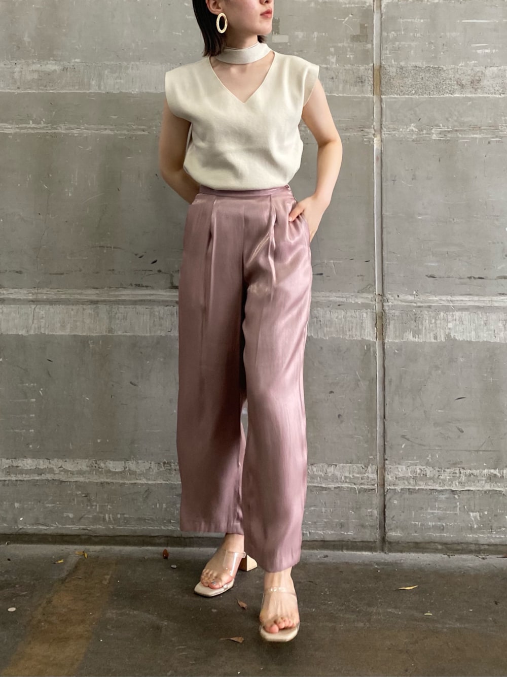 ホワイト系のニット/セーター、ピンク系のその他パンツ、その他のその他シューズを着用したレディースの春コーディネートの1枚目の写真