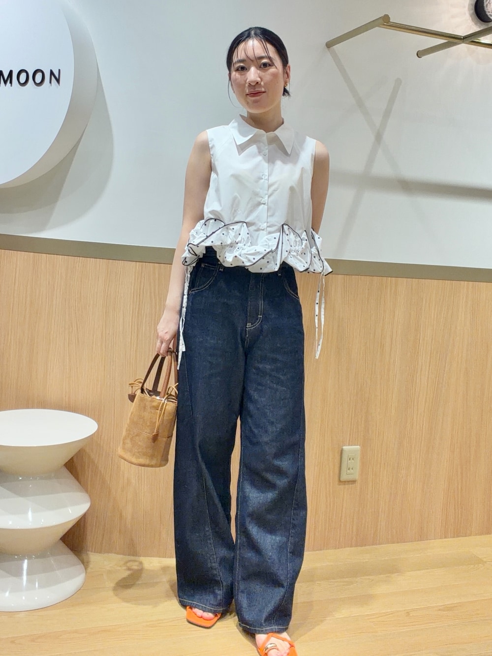 ブルー系のデニムパンツ、オレンジ系のサンダル、ホワイト系のシャツ/ブラウスを着用したレディースの夏コーディネートの1枚目の写真
