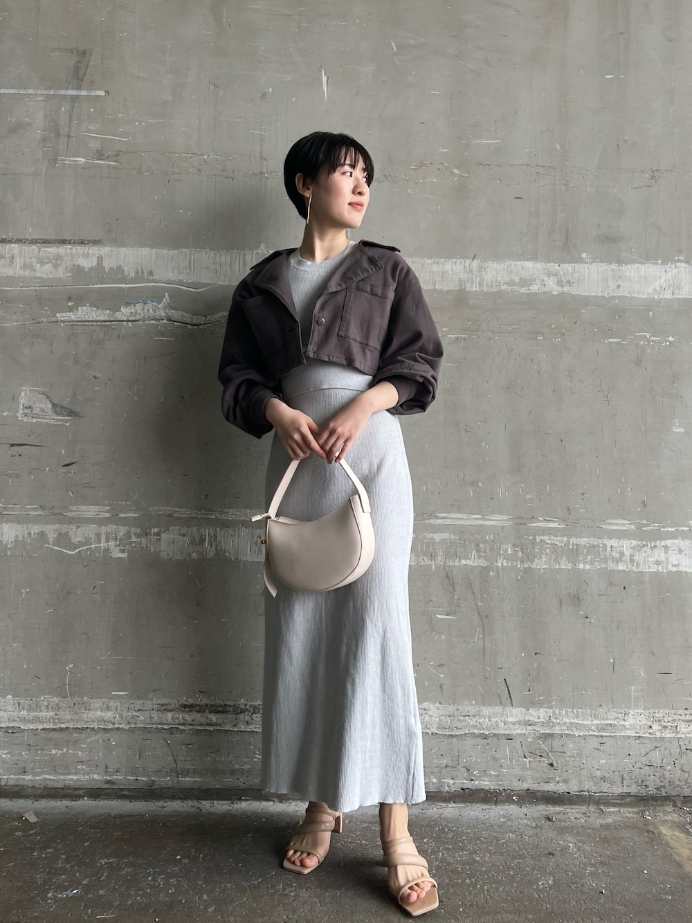 ホワイト系のハンドバッグ、グレー系のテーラードジャケット、ブルー系のワンピースを着用したレディースの春コーディネートの1枚目の写真