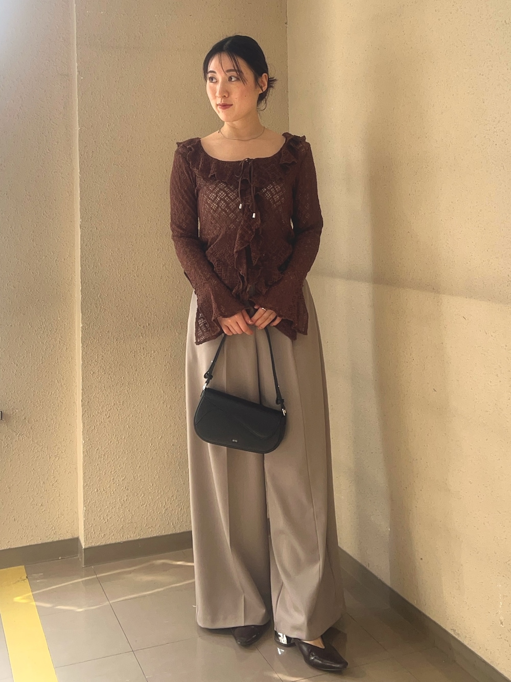 ブラウン系のシャツ/ブラウス、ブラウン系のその他パンツを着用したレディースの春コーディネートの1枚目の写真