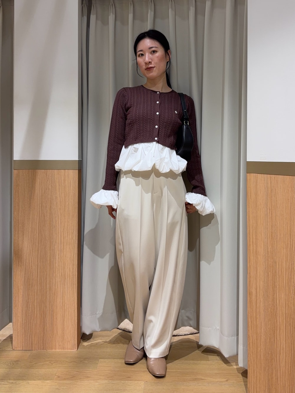 ホワイト系のその他パンツ、ブラウン系のカーディガン/ボレロを着用したレディースの夏コーディネートの1枚目の写真