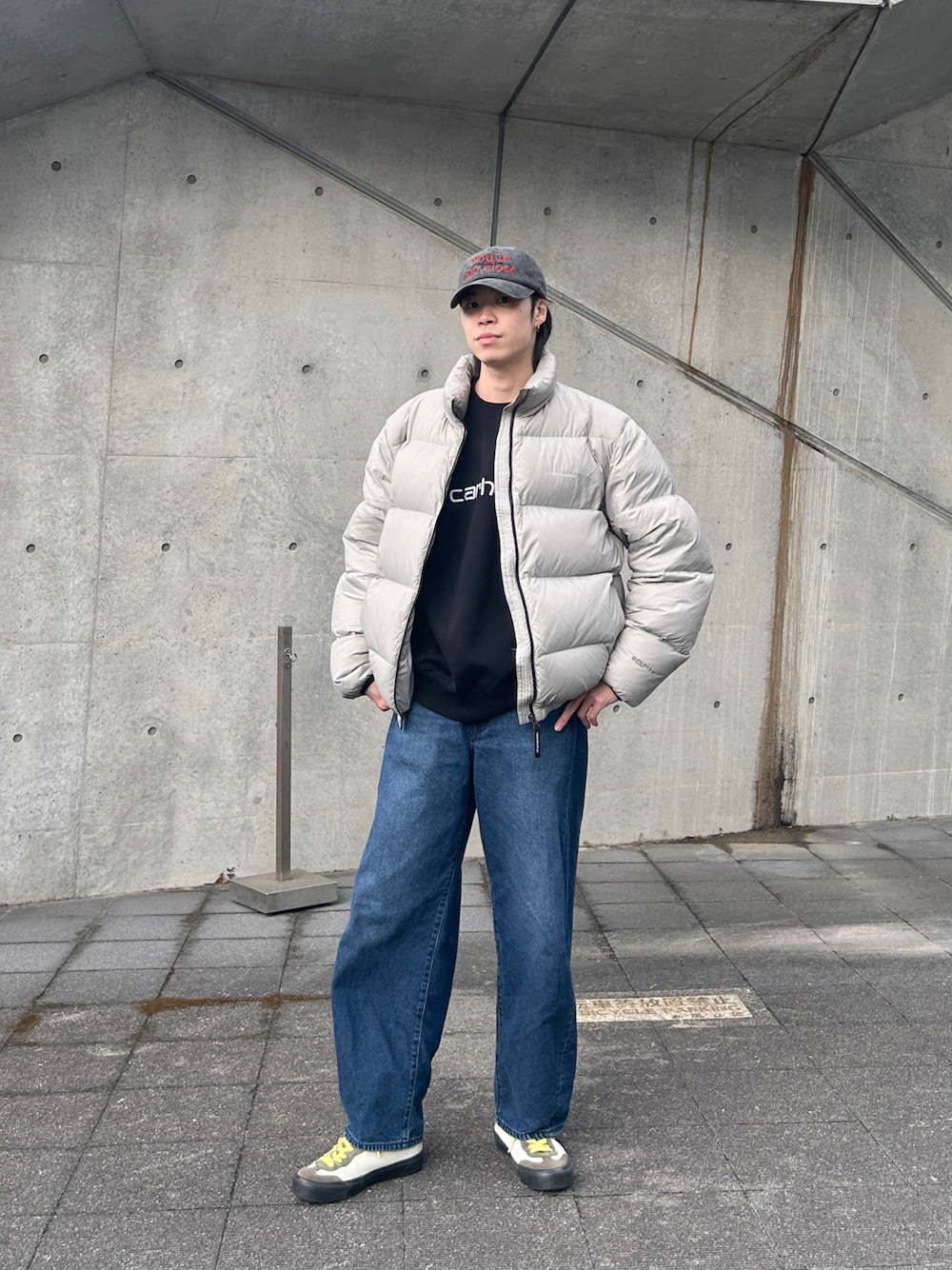 「ダウンジャケット、休日スタイル、おしゃれさんと繋がりたい、メンズコーデ、thisisneverthat、carhartt、デニムパンツ」｜「BEAUTY&YOUTH UNITED ARROWSのアイテム（キャップ、グレー系）」を使った、Masashiさん（メンズ・172cm）の春コーディネートの1枚目の写真