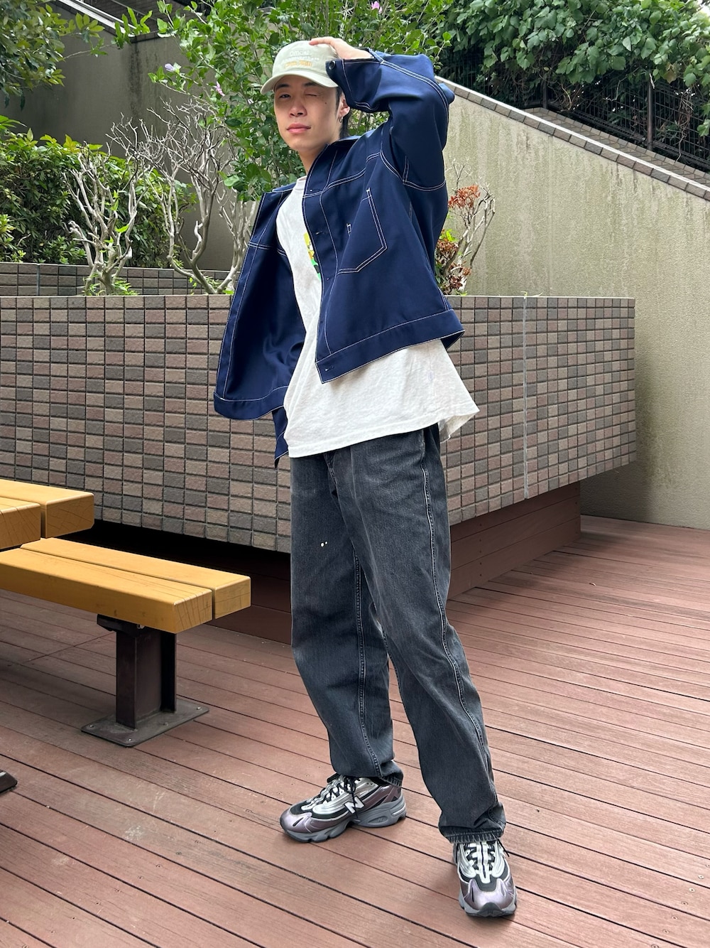 ブルー系のブルゾン、グレー系のTシャツ/カットソー、パープル系のスニーカーを着用したメンズの秋コーディネートの1枚目の写真