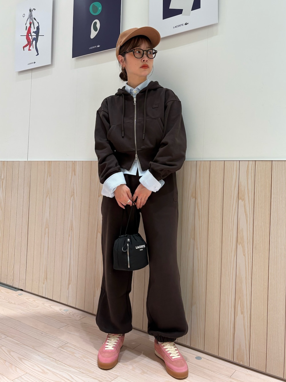 LACOSTEのパーカーを使った「セットアップ」の人気ファッション