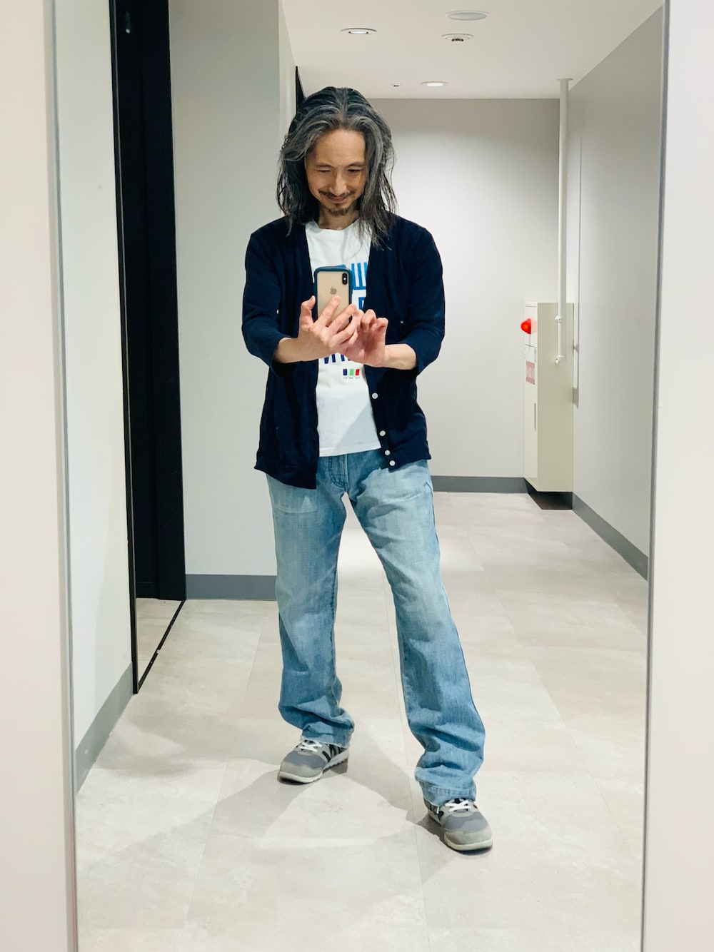 「URBAN RESEARCHのアイテム（カーディガン/ボレロ、ブルー系）」を使った、健弘(U)さん（メンズ・169cm）の夏コーディネートの1枚目の写真