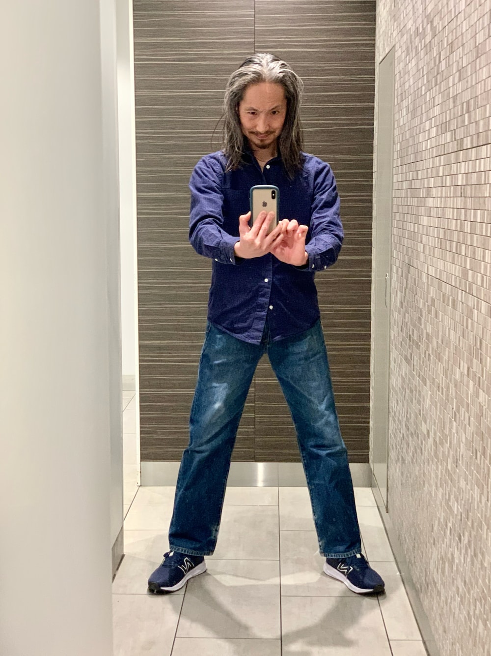 「ANTONIO RABERDのアイテム（シャツ/ブラウス、ブルー系）」を使った、健弘(U)さん（メンズ・169cm）の春コーディネートの1枚目の写真
