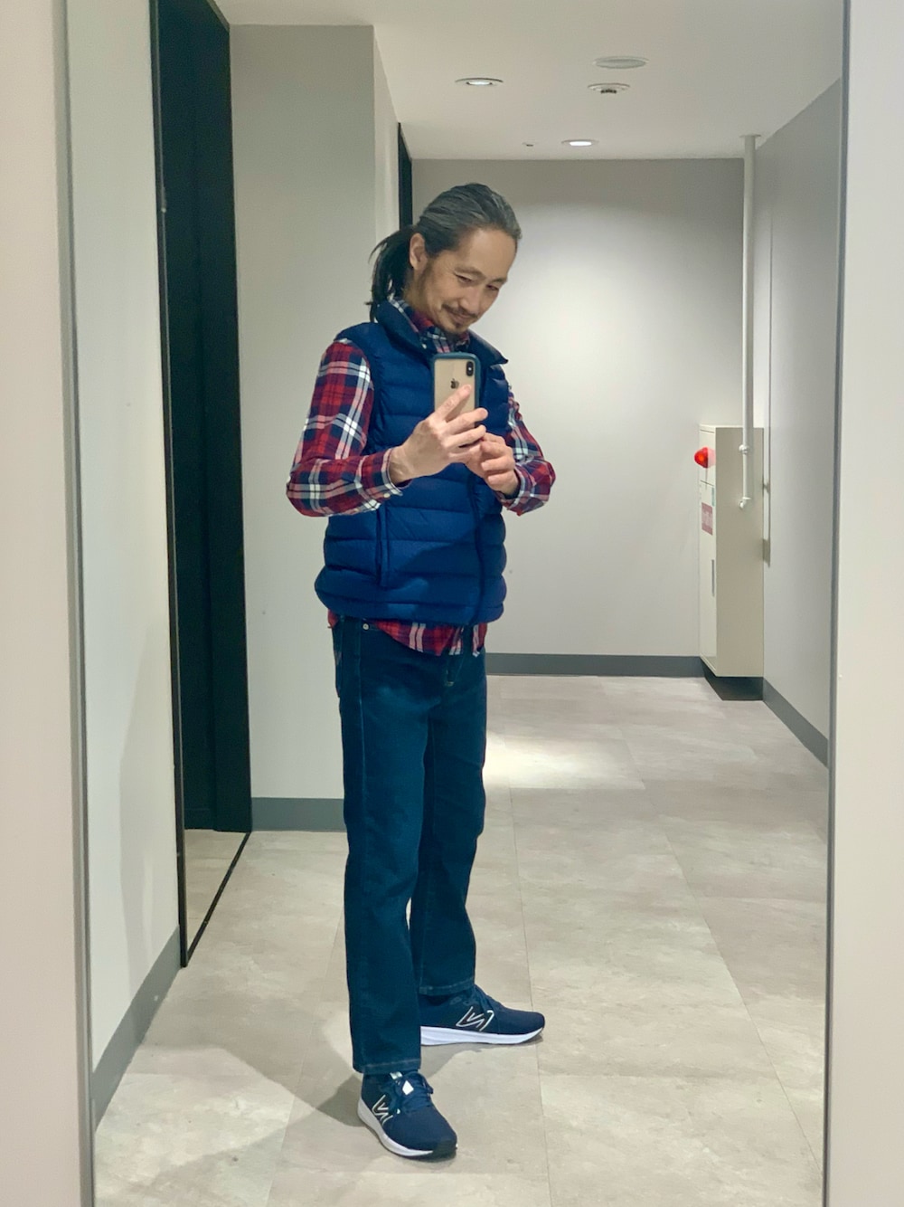 「無印良品のアイテム（ダウンベスト、ブルー系）」を使った、健弘(U)さん（メンズ・169cm）の春コーディネートの1枚目の写真