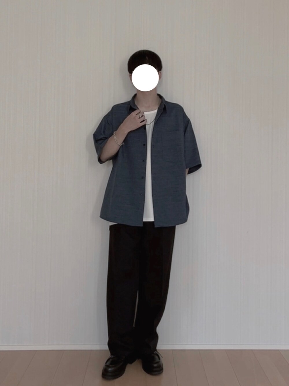 グレー系のシャツ/ブラウス、ホワイト系のタンクトップ、ブラック系のスラックスを着用したメンズの夏コーディネートの1枚目の写真