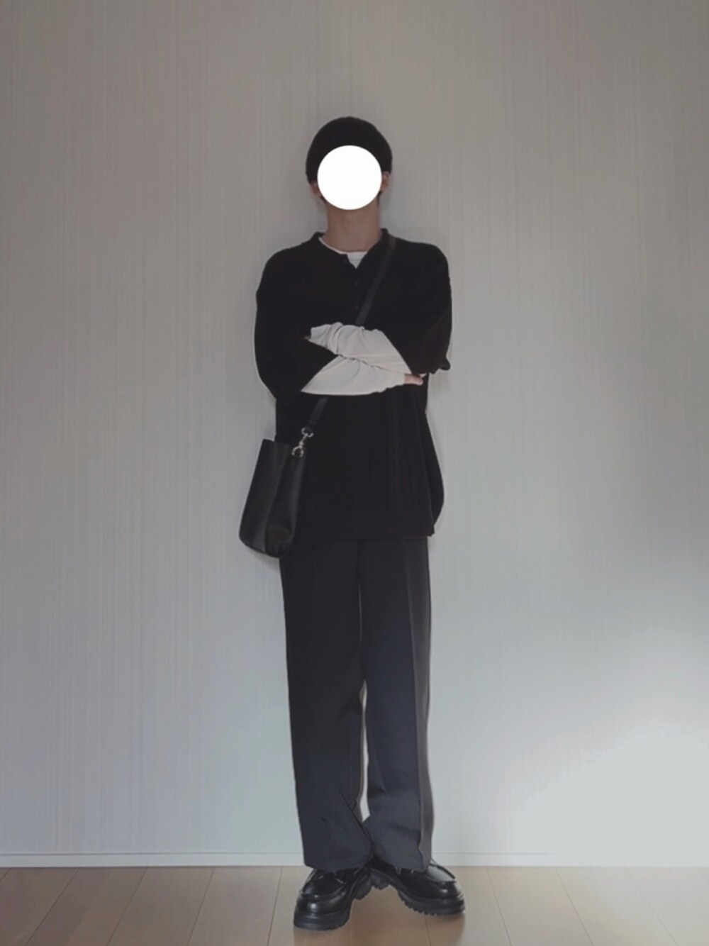 ブラック系のポロシャツ、ホワイト系のTシャツ/カットソー、ブラック系のショルダーバッグを着用したメンズの春コーディネートの1枚目の写真