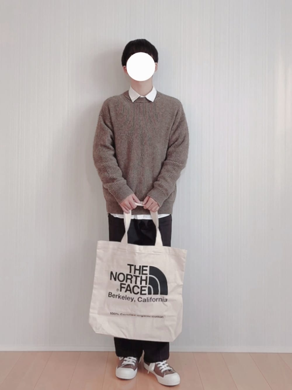 「ファッションを楽しもう、WEARyouthコーデ、淡色コーデ、お出かけコーデ、秋冬コーデ、低身長コーデ、キレイめコーデ、シンプルスタイル、メンズファッション、プチプラ、低身長男子、セーター、スラックス、トートバッグ、無印良品」｜「GUのバギースラックス(チェック) DARK BROWN Mサイズ（スラックス、ブラウン系）」を使った、Hayatoさん（メンズ・166cm）の秋コーディネートの1枚目の写真