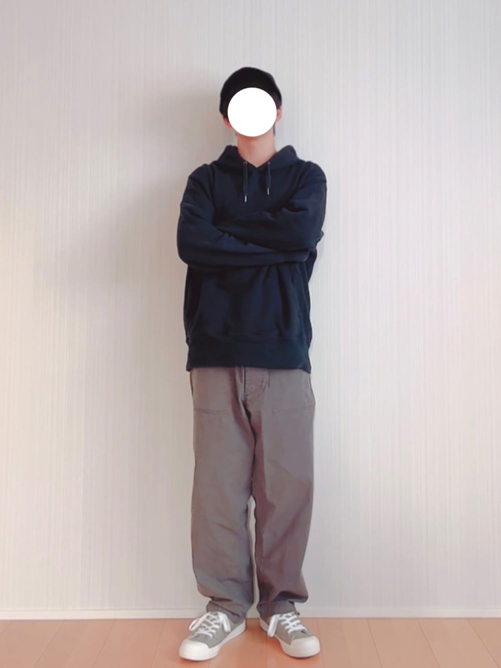 グレー系のその他パンツ、グリーン系のスニーカー、ブラック系のパーカーを着用したメンズの秋コーディネートの1枚目の写真