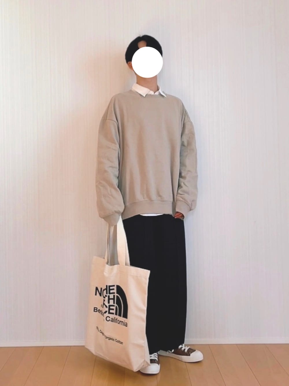 「メンズコーデ、秋服準備はじめました、淡色コーデ、秋コーデ、低身長コーデ、スウェット、シャツ、スラックス、スニーカー、トートバッグ、無印良品、H&M、GU、THE NORTH FACE、かわいい系」｜「GUのバギースラックス(チェック) DARK BROWN Mサイズ（スラックス、ブラウン系）」を使った、Hayatoさん（メンズ・166cm）の秋コーディネートの1枚目の写真