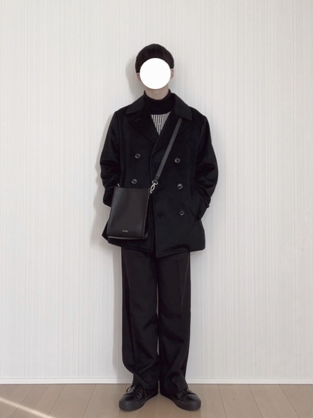 ブラック系のスニーカー、ブラック系のスラックス、ブラック系のショルダーバッグを着用したメンズの冬コーディネートの1枚目の写真