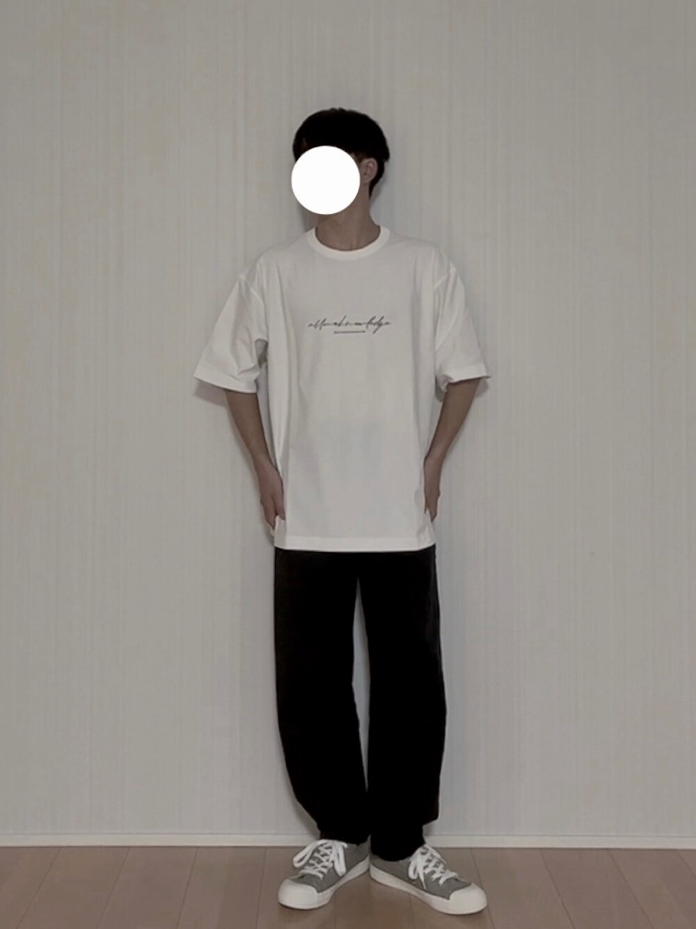 ホワイト系のTシャツ/カットソー、ブラック系のチノパンツ、グリーン系のスニーカーを着用したメンズの夏コーディネートの1枚目の写真