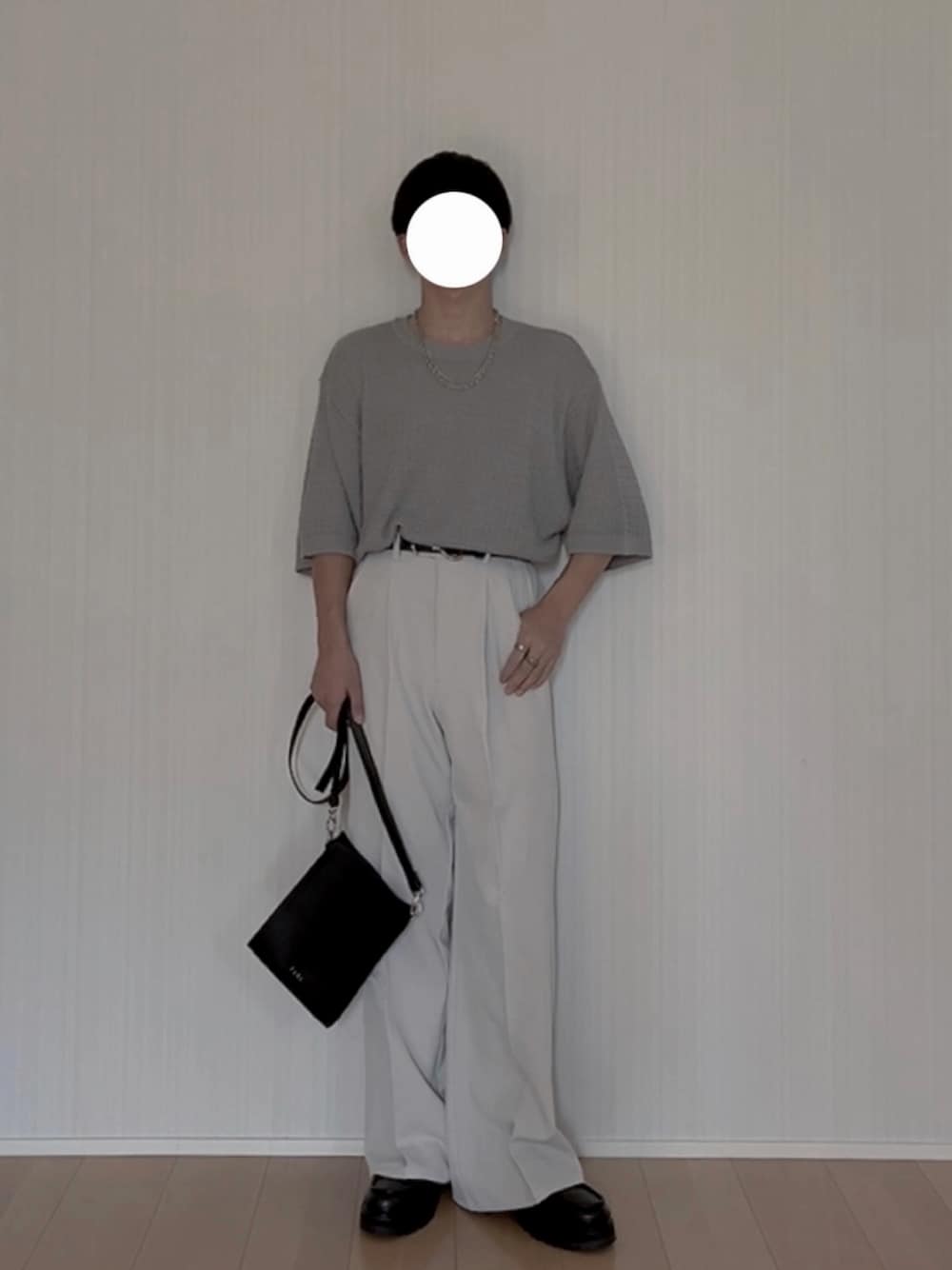 ブラック系のショルダーバッグ、グレー系のスラックス、ブラック系のモカシン/デッキシューズを着用したメンズの夏コーディネートの1枚目の写真