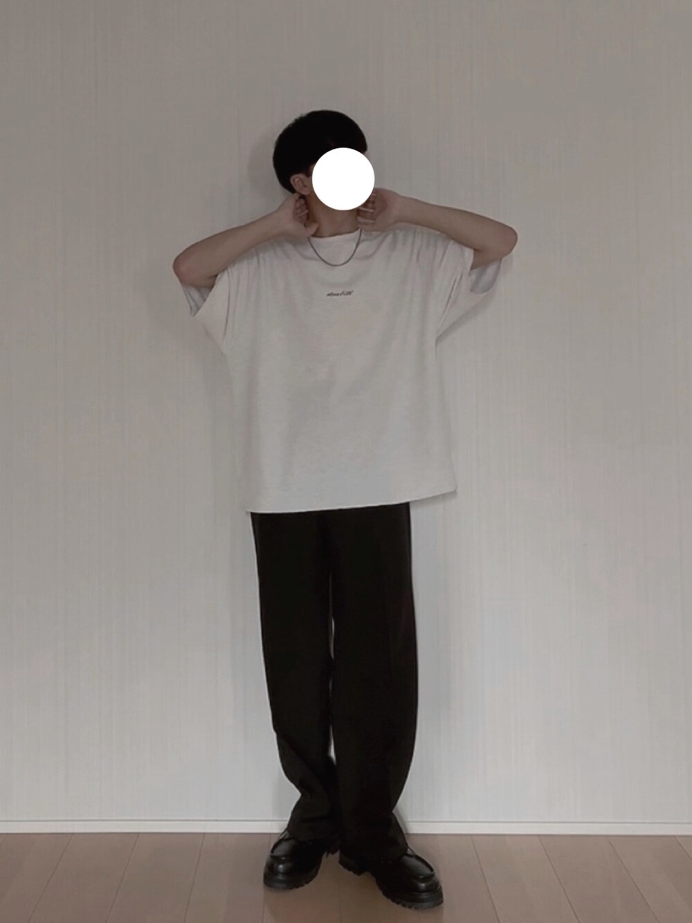 ホワイト系のTシャツ/カットソー、ブラック系のスラックス、ブラック系のモカシン/デッキシューズを着用したメンズの夏コーディネートの1枚目の写真