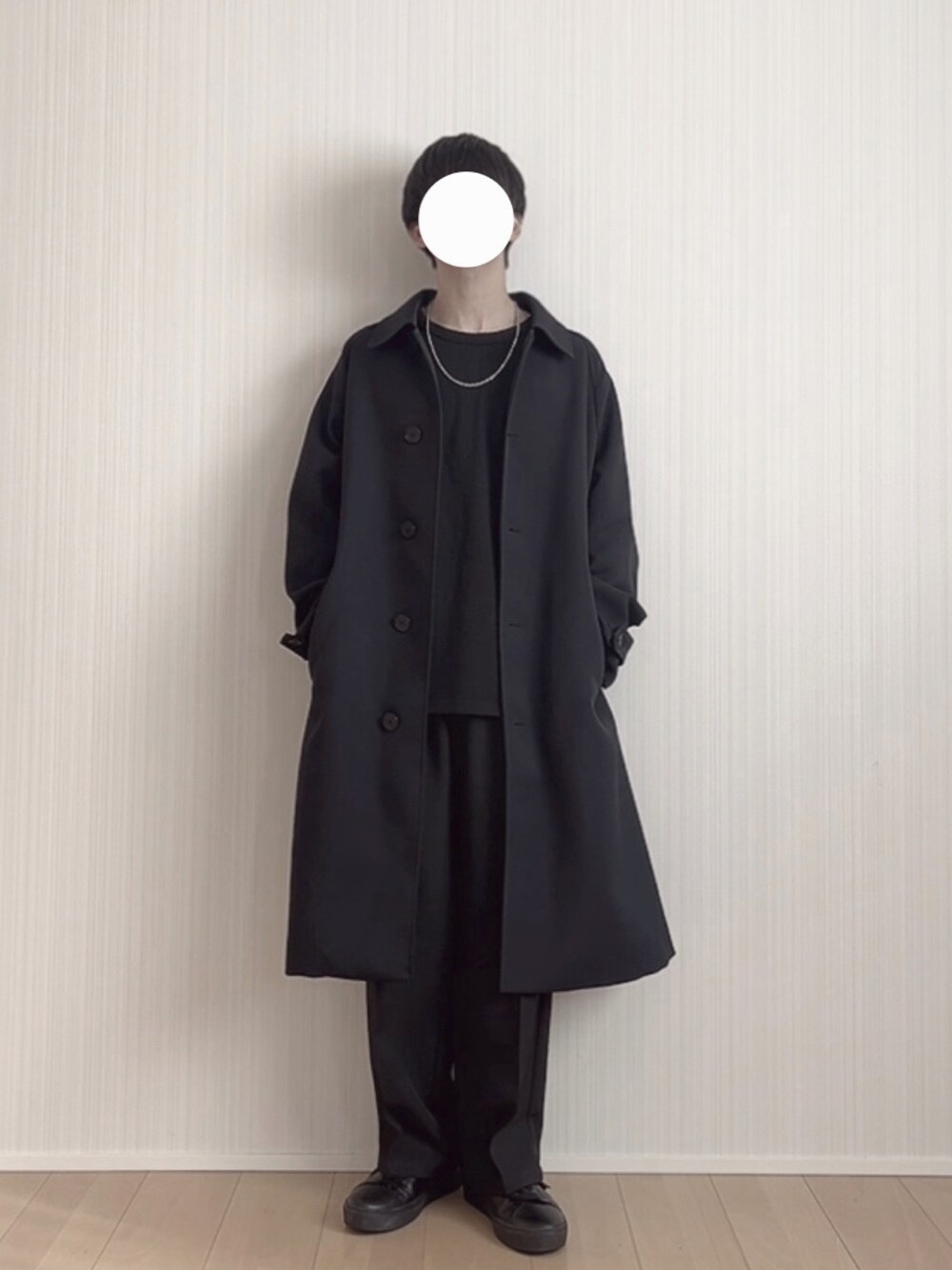 ブラック系のスラックス、ブラック系のスニーカー、ブルー系のステンカラーコートを着用したメンズの冬コーディネートの1枚目の写真