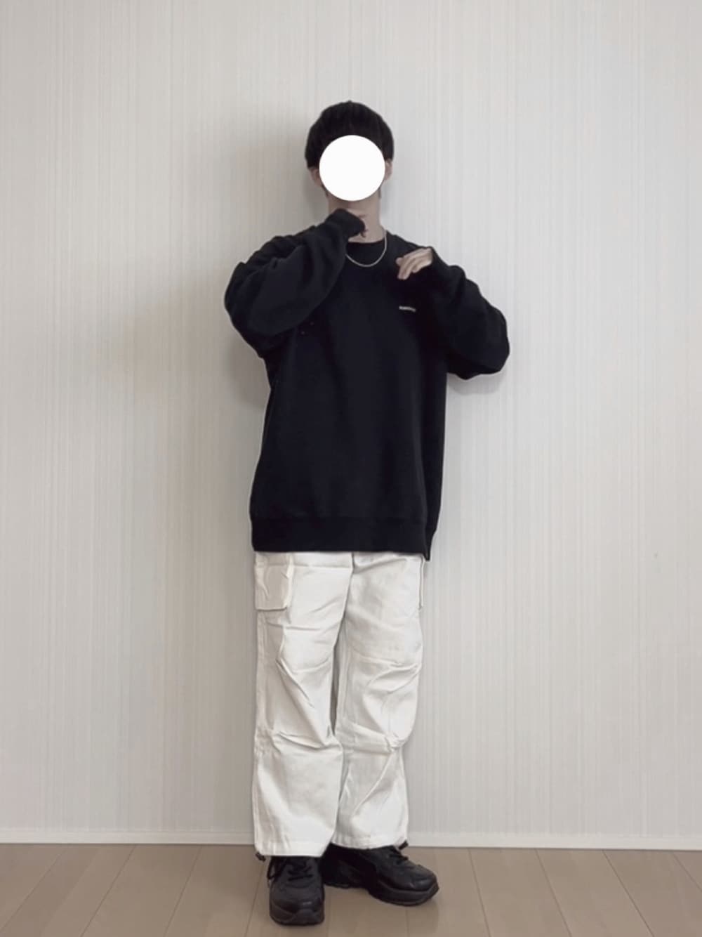 ブラック系のスニーカー、ホワイト系のカーゴパンツ、ブラック系のTシャツ/カットソーを着用したメンズの冬コーディネートの1枚目の写真