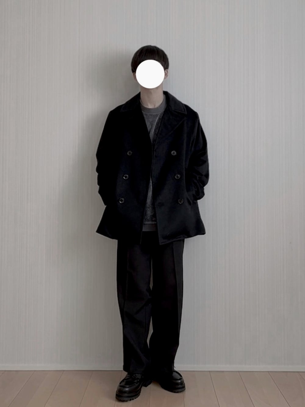 ブラック系のピーコート、ブラック系のスラックス、ブラック系のモカシン/デッキシューズを着用したメンズの冬コーディネートの1枚目の写真