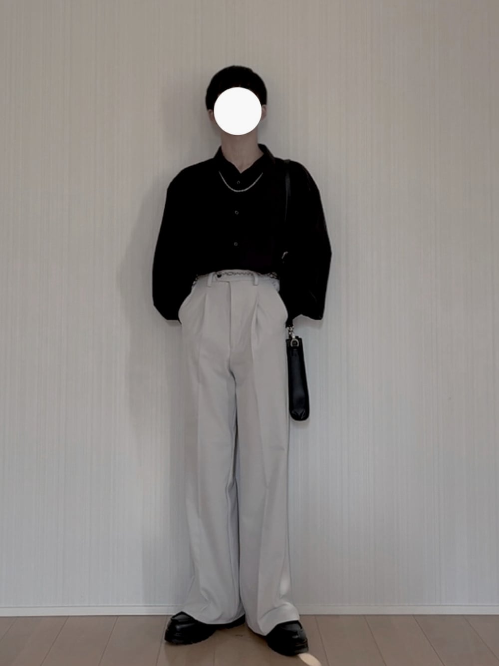 ブラック系のシャツ/ブラウス、グレー系のスラックス、ブラック系のショルダーバッグを着用したメンズの春コーディネートの1枚目の写真
