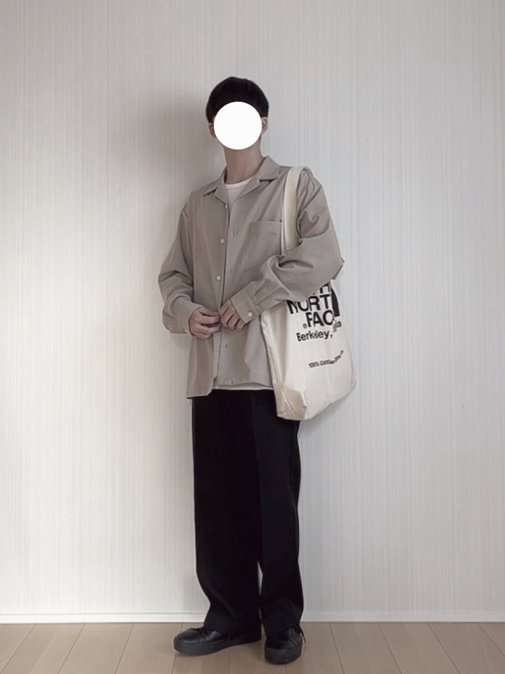 ベージュ系のシャツ/ブラウス、ブラック系のトートバッグ、ブラック系のスラックスを着用したメンズの春コーディネートの1枚目の写真