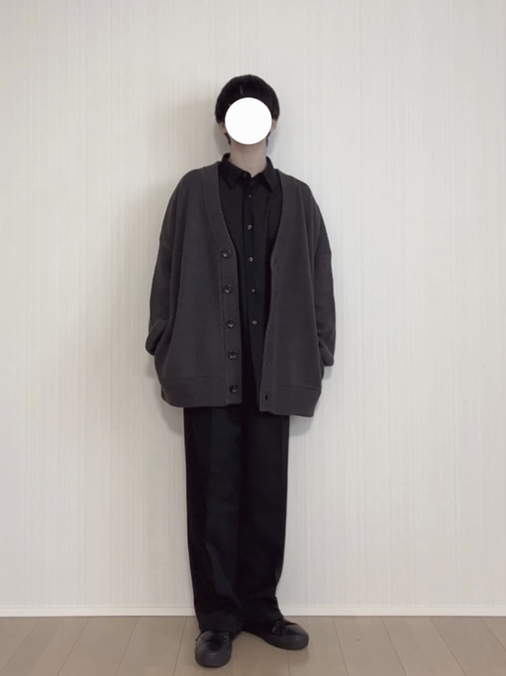 グレー系のカーディガン/ボレロ、ブラック系のシャツ/ブラウス、ブラック系のスラックスを着用したメンズの冬コーディネートの1枚目の写真