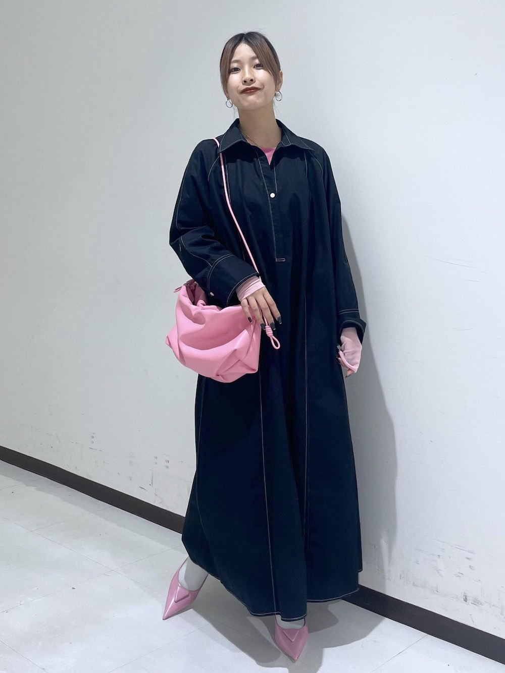 「24SS、トニービアンコ、ルミネ店限定、シャツ、シャツワンピ、ワンピース、ピンク、シアー、ブラック、ポインテッドトゥ、ミュール、ADAM ET ROPÉ、FEMME、骨格ウェーブ、骨格ナチュラル」｜「ADAM ET ROPE'の【逸品】シアーロンＴ（Tシャツ/カットソー、ピンク系）」を使った、matsumuraさん（レディース・160cm）の冬コーディネートの1枚目の写真