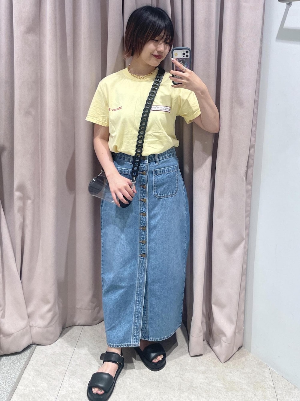 「クリアバッグ、ネックレス、デニムスカート、ローラス、パロットキャンバス、24SS、24SS春の新作、24SS夏の新作、ショルダーバッグ、ゴールド、ショルダー、Tシャツ、半袖、クルーネック、イエロー」｜「ADAM ET ROPE'の【LES BIJOUX】MIXチェーンネックレス（ネックレス、ゴールド系）」を使った、matsumuraさん（レディース・160cm）の夏コーディネートの1枚目の写真