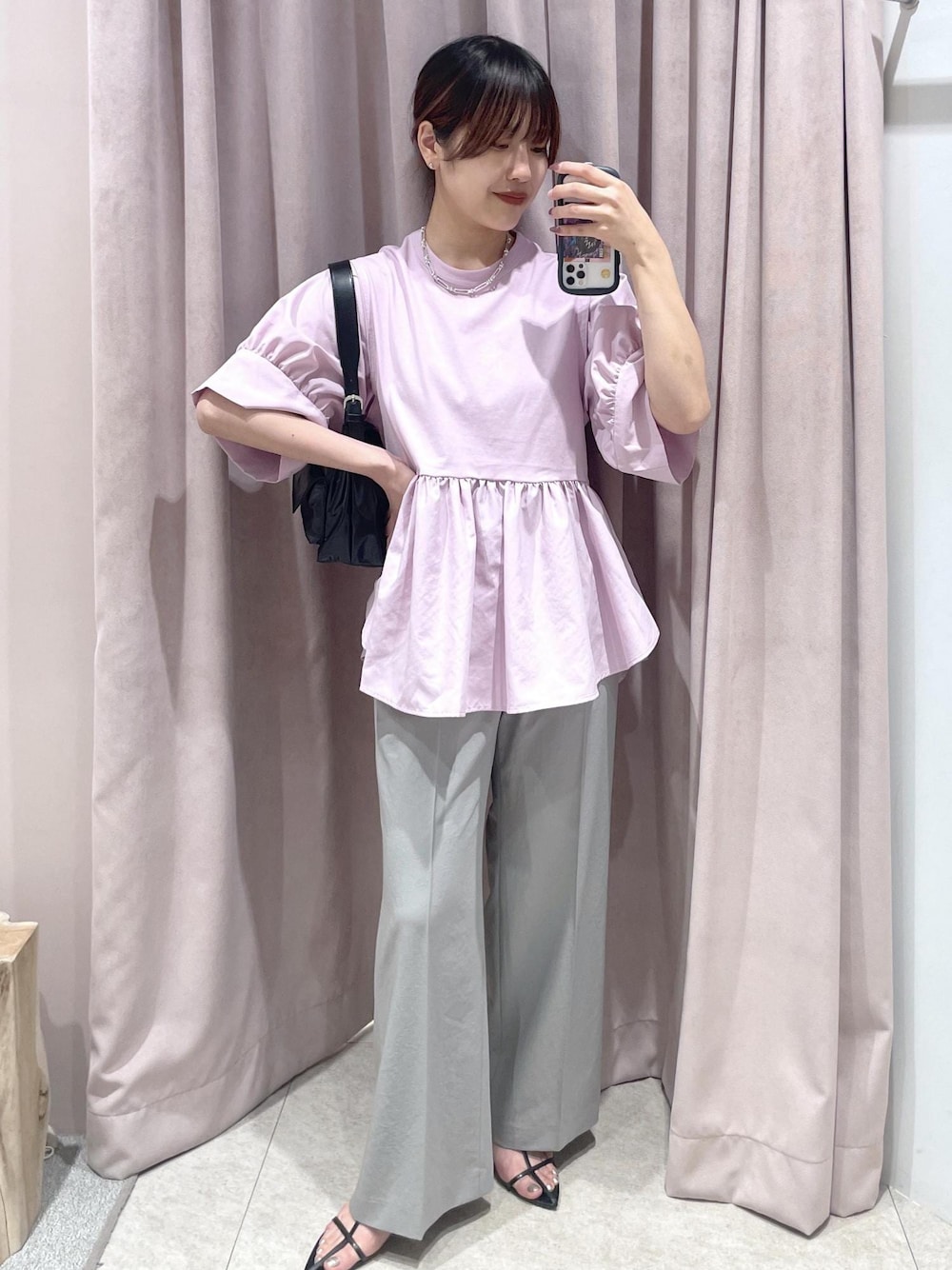 「シルバー、ミュール、ピンク、ペプラム、パンツ、グレー、春夏コーデ、パンツコーデ、着回しコーデ、春服、大人カジュアル、オトナカワイイ、通勤コーデ、ラクチンコーデ、大人女子」｜「ADAM ET ROPE'の【サステナブル】ナロークロスストラップサンダル（サンダル、シルバー系）」を使った、matsumuraさん（レディース・160cm）の春コーディネートの1枚目の写真