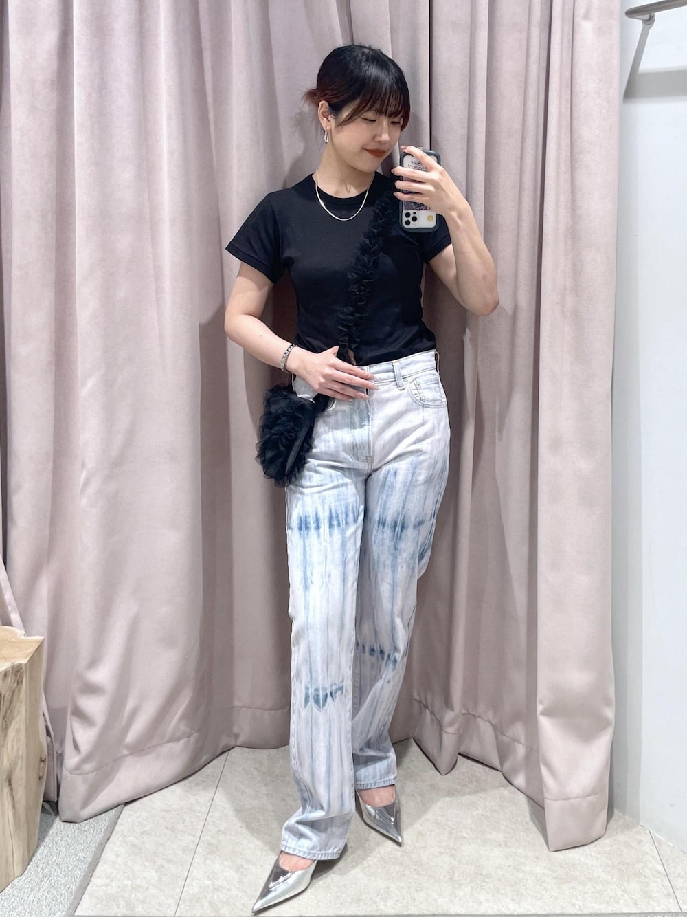 「ショルダーバッグ、Tシャツ、パンツスタイル、夏だ！Tシャツ着よう！、ラフコーデ、デニムコーデ、デニム、カジュアル、きれいめカジュアル、大人カジュアル、春夏コーデ、パンプス、個性派、柄パンツ、ADAM ET ROPÉ」｜「MILLERのMiller for ADAM ET ROPE' 別注SHEER TEE(2PACK)（Tシャツ/カットソー、グリーン系）」を使った、matsumuraさん（レディース・160cm）の夏コーディネートの1枚目の写真